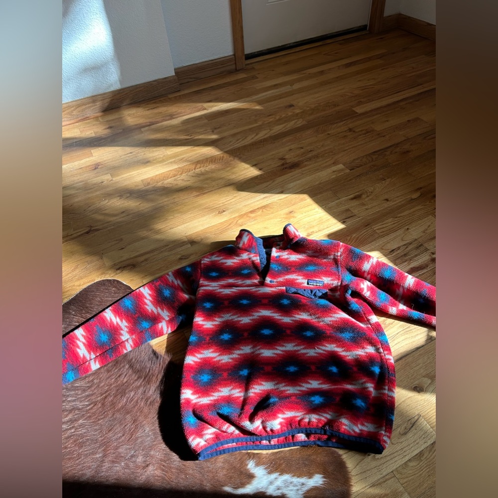 Patagonia women’s M super cute and very warm perfect for winter!!